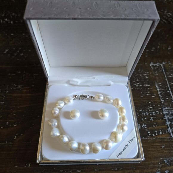 New in Box Freshwater Pearl Bracelet & Stud Earrings Set Glam Cute Elegant Gift - Picture 1 of 6